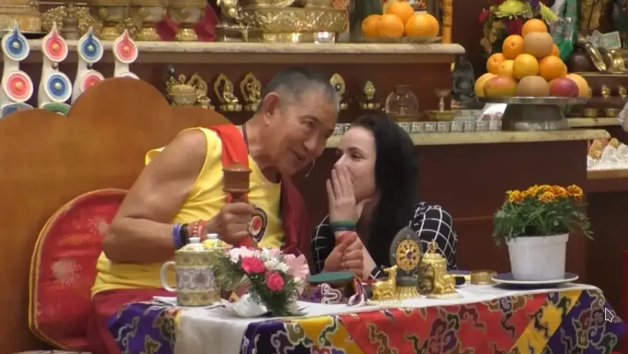 Garchen Rinpoche junto con su traductora Ina Bieler